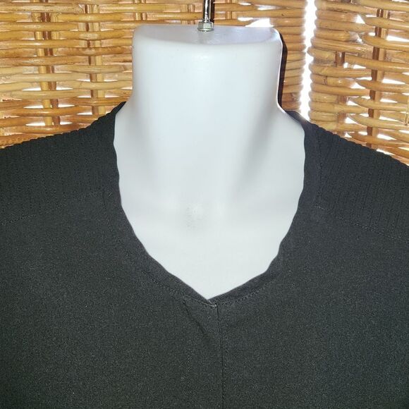 FIGS Technical Collection Scrub Top M - Picture 4 of 9